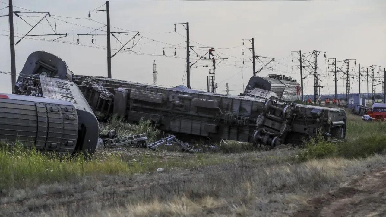 Train derails near Lahore injures 30 passengers 3 critical