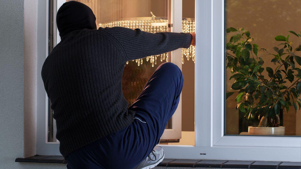 London Cafe Owner Faces Bankruptcy After 50 Burglaries in 4 Years