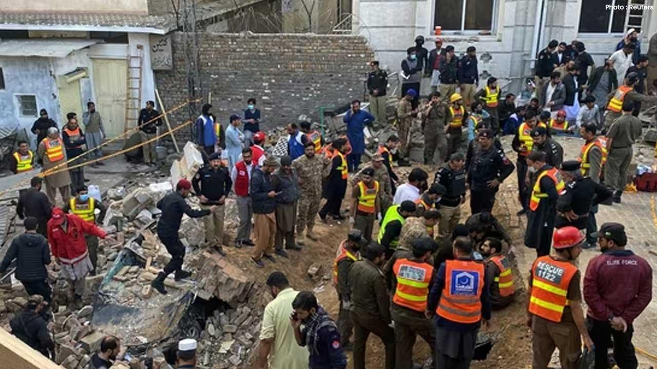 Peshawar Bomb Blast Kills 9, Injures 4 Police Officers in Pakistan