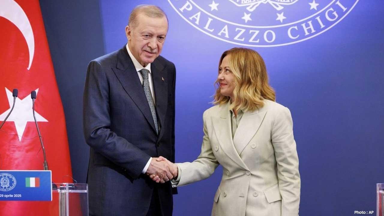 Erdogan Urges Giorgia Meloni to Quit Smoking at Gaza Peace Summit