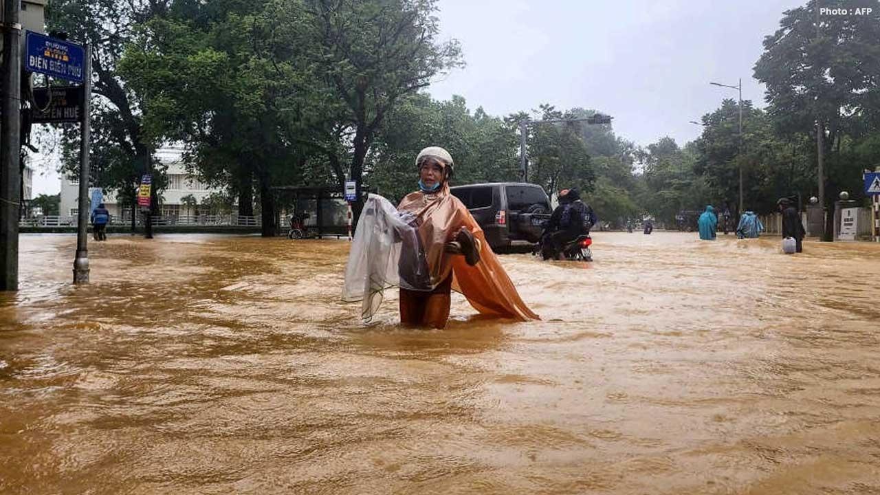 Central Vietnam Floods Hue And Hoi An Face Record Rain