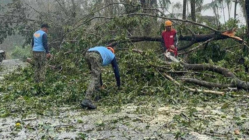 Typhoon Kalmaegi Leaves One Dead, Spurs Mass Evacuations in Central Philippines
