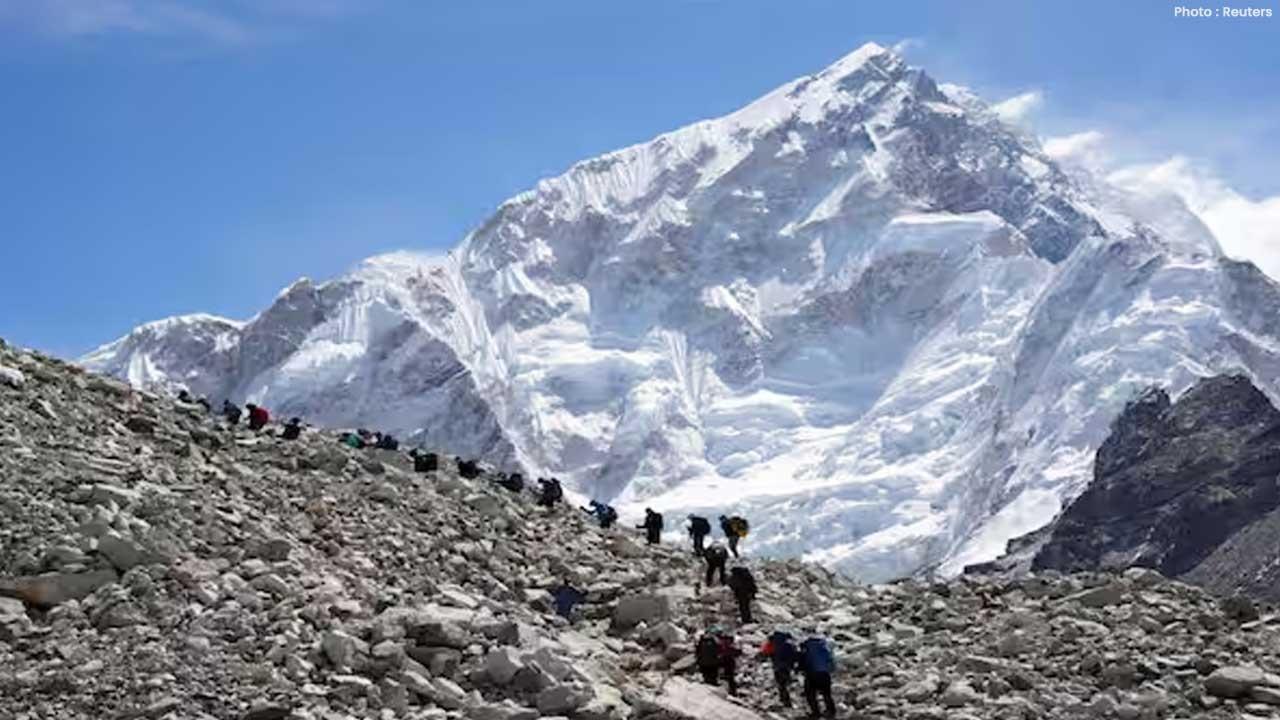 Avalanche at Nepal’s Yalung Ri Kills Seven, Helicopters Rescue Five