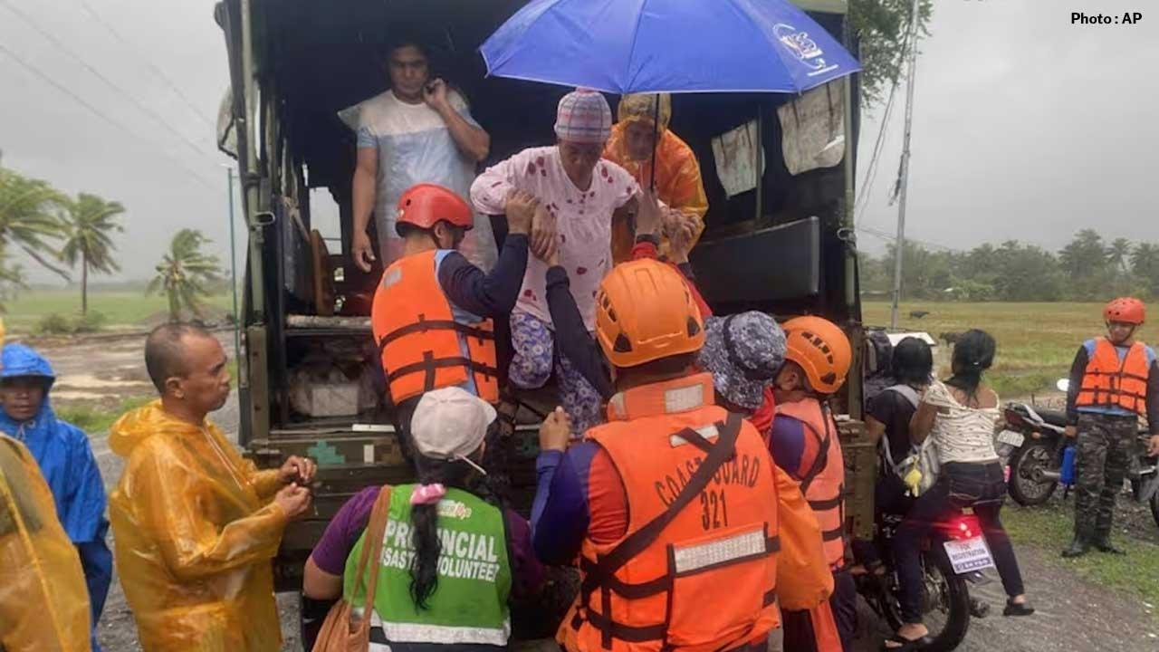 Typhoon Fung-wong Strikes Philippines: 8 Lives Lost, 1.4 Million Displaced