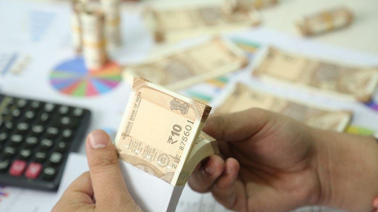 Rupee Dips as Dollar Gains, Traders Eye India-US Deal