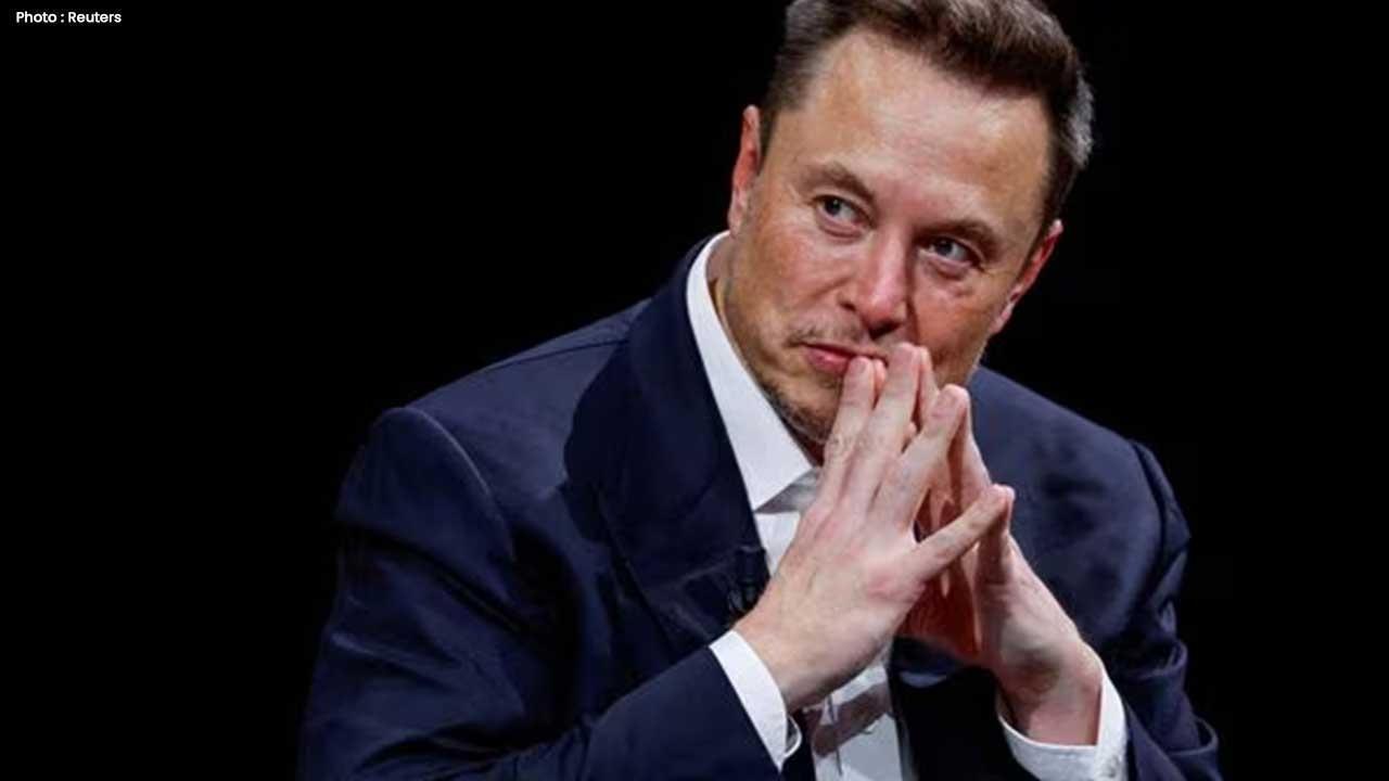 Tesla's FSD Technology Averts Potential Head-On Collision