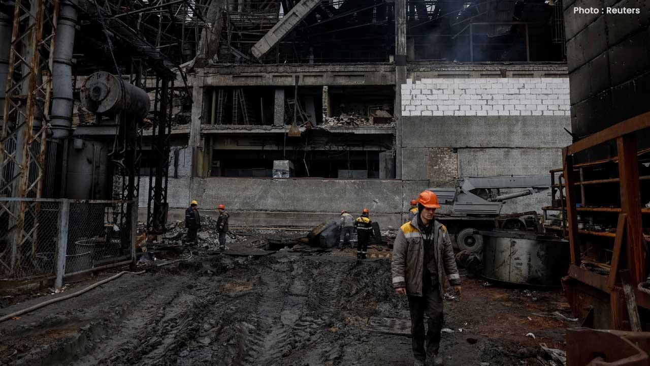 Ukrainian Energy Workers Face Dangers Amid Surge in Russian Attacks