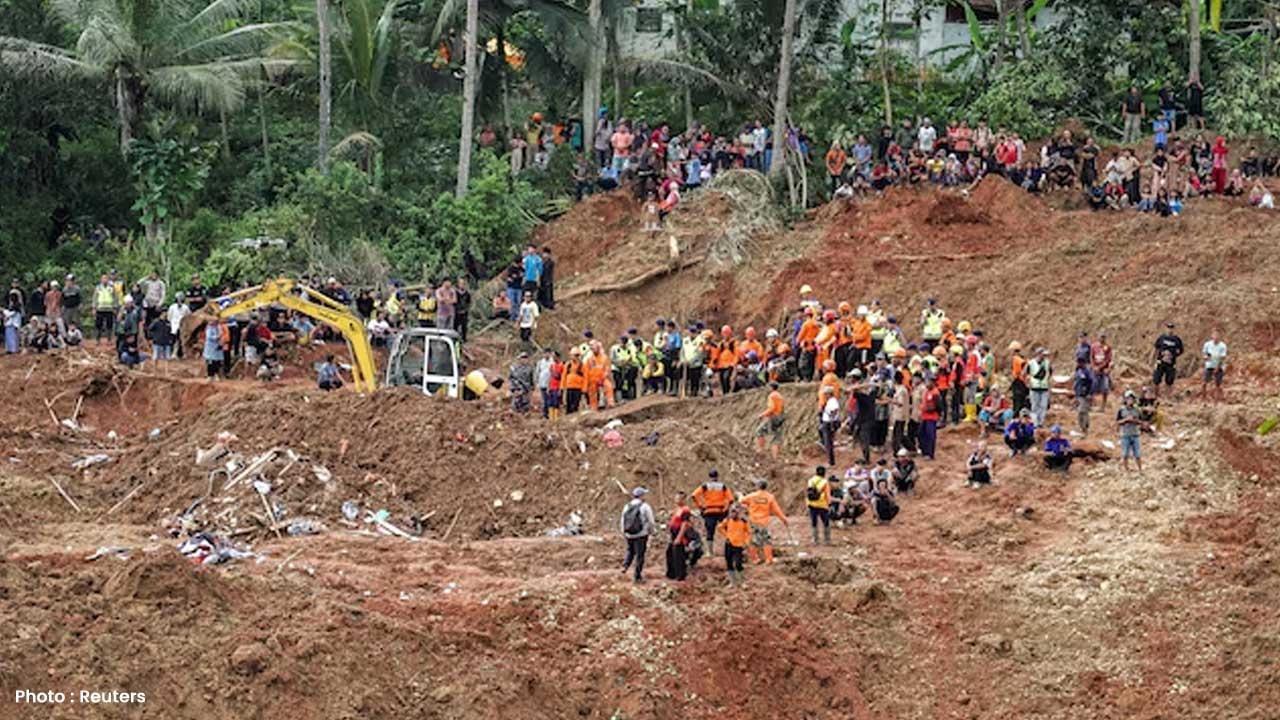 Death Toll Reaches 30 in Central Java Landslide as Search Continues