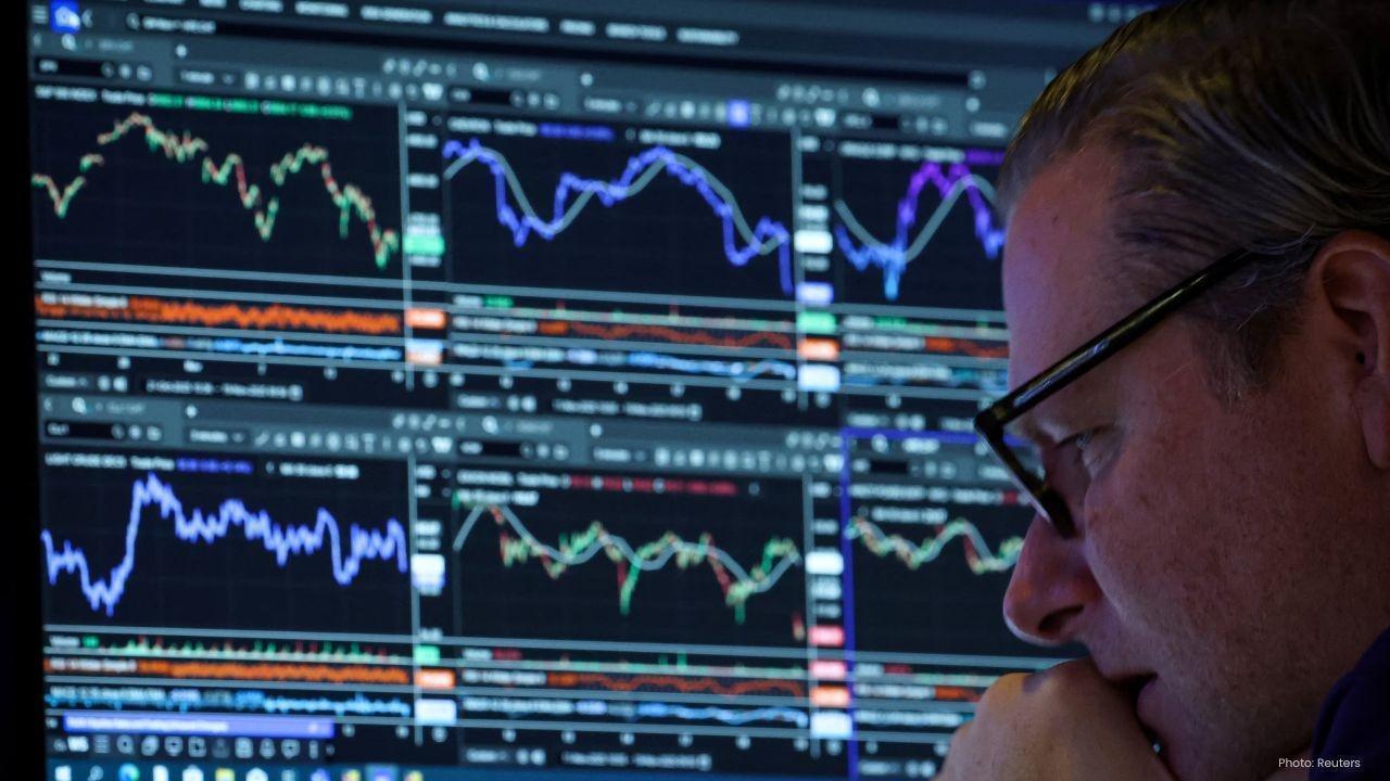 US Markets Retreat Amid Concerns Over AI Valuations and Inflation