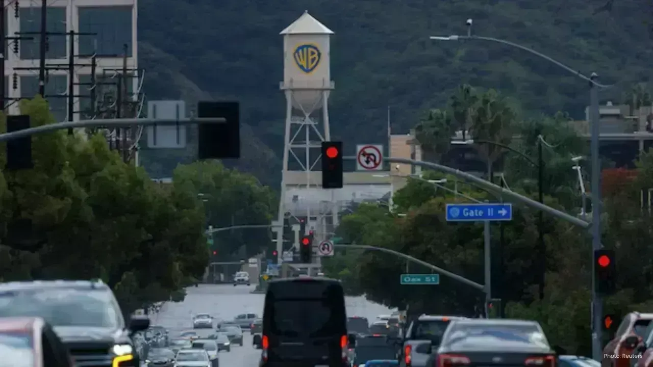 Warner Bros Discovery Battle: Paramount, Comcast & Netflix Eye Deal