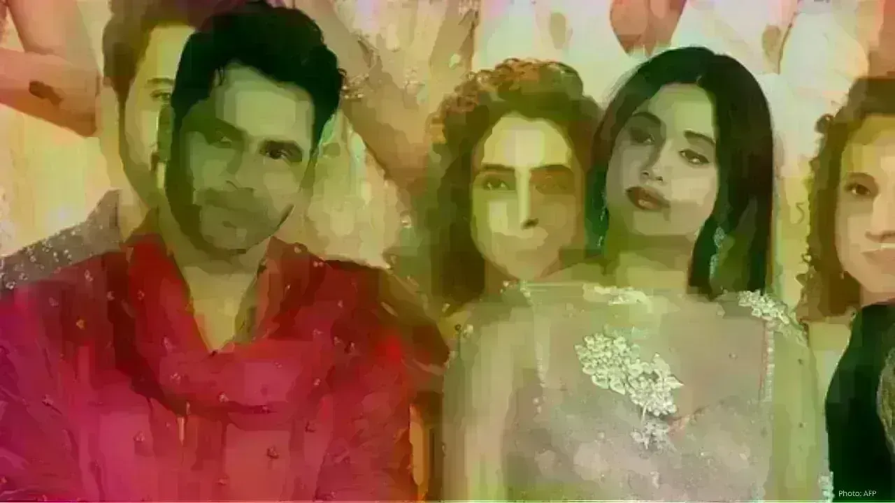 Varun Dhawan Steps In for Janhvi Kapoor at Udaipur Airport Amidst Crowd