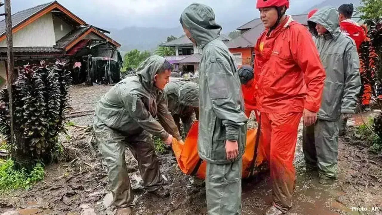 Sumatra Floods Kill 94, Families Search for Missing Amid Disaster