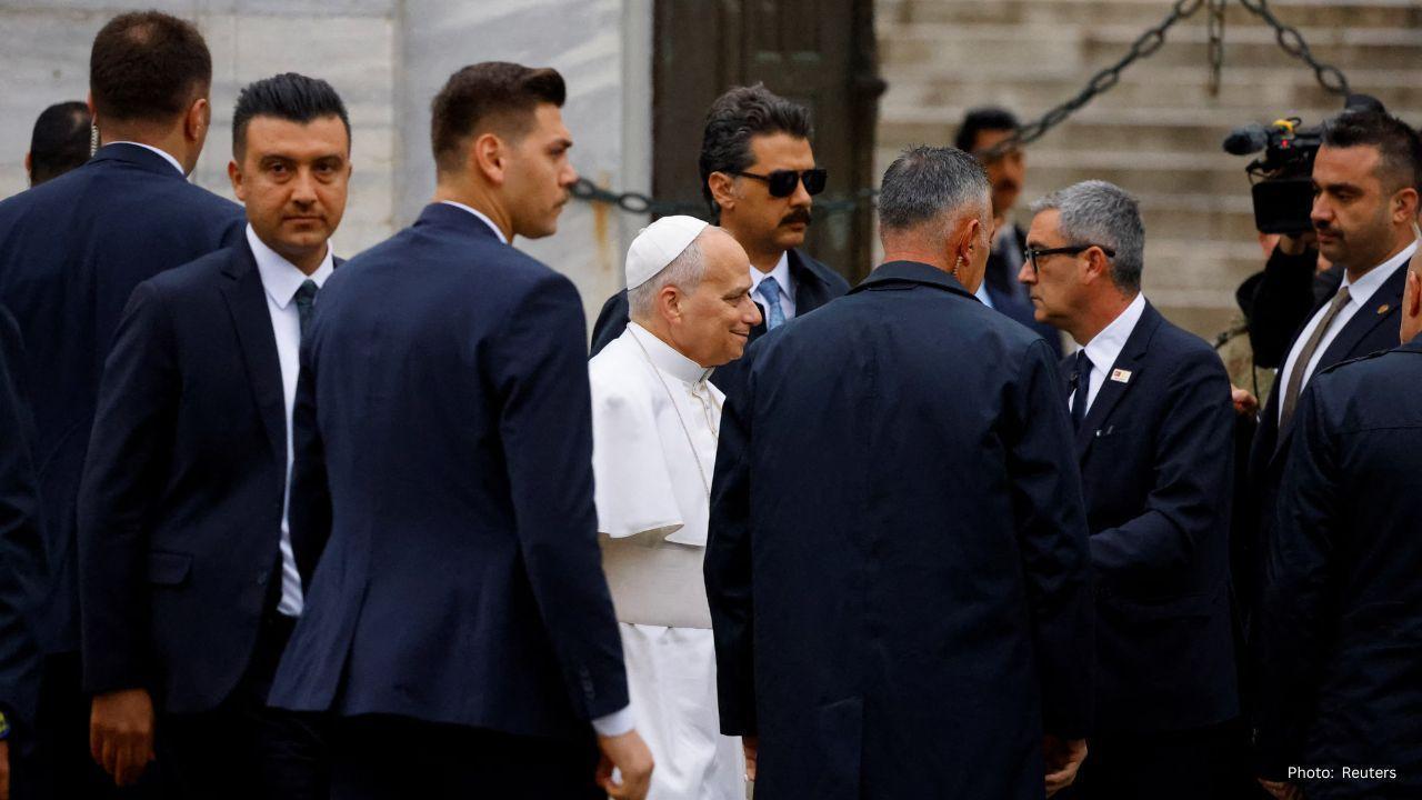 Pope Leo Pays Respectful Visit to Istanbul's Blue Mosque