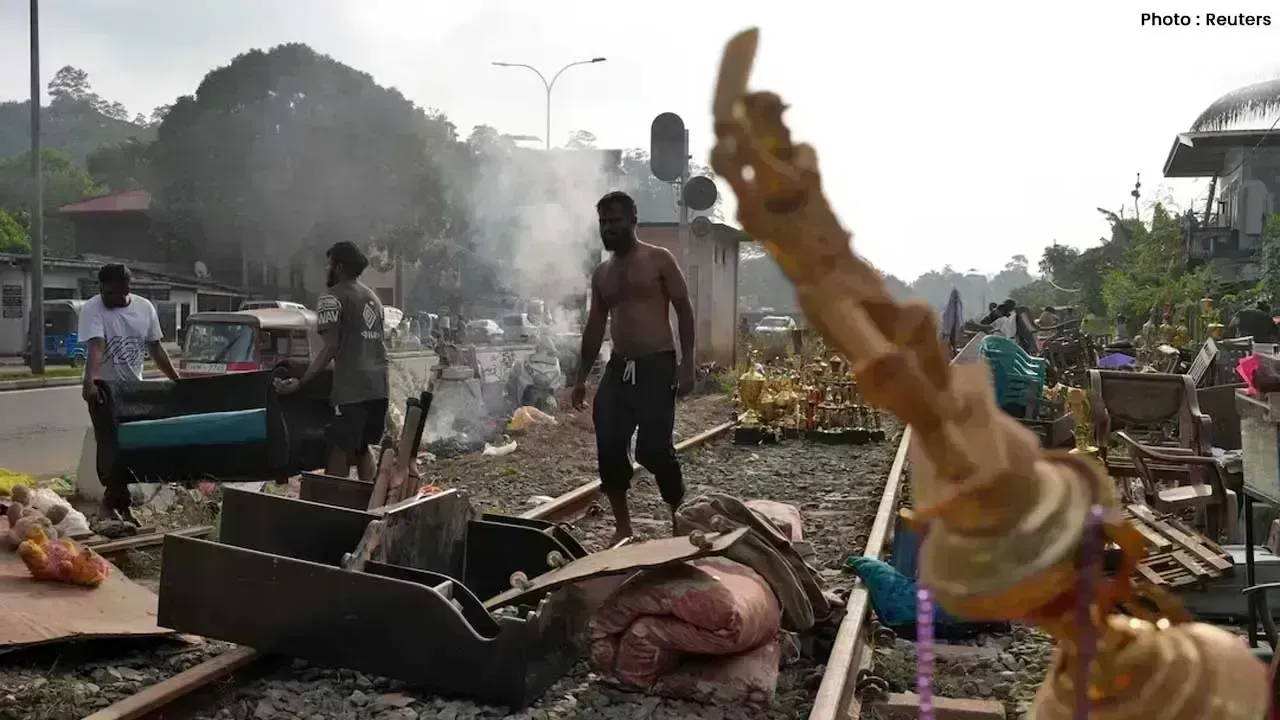Sri Lanka Cyclone Ditwah Villagers Search Mud for Missing Loved Ones