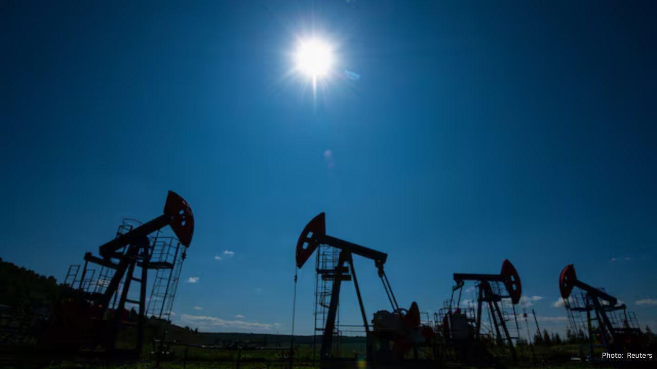 Oil Prices Hold Steady Amid Ukraine Peace Talks and Fed Rate Expectations