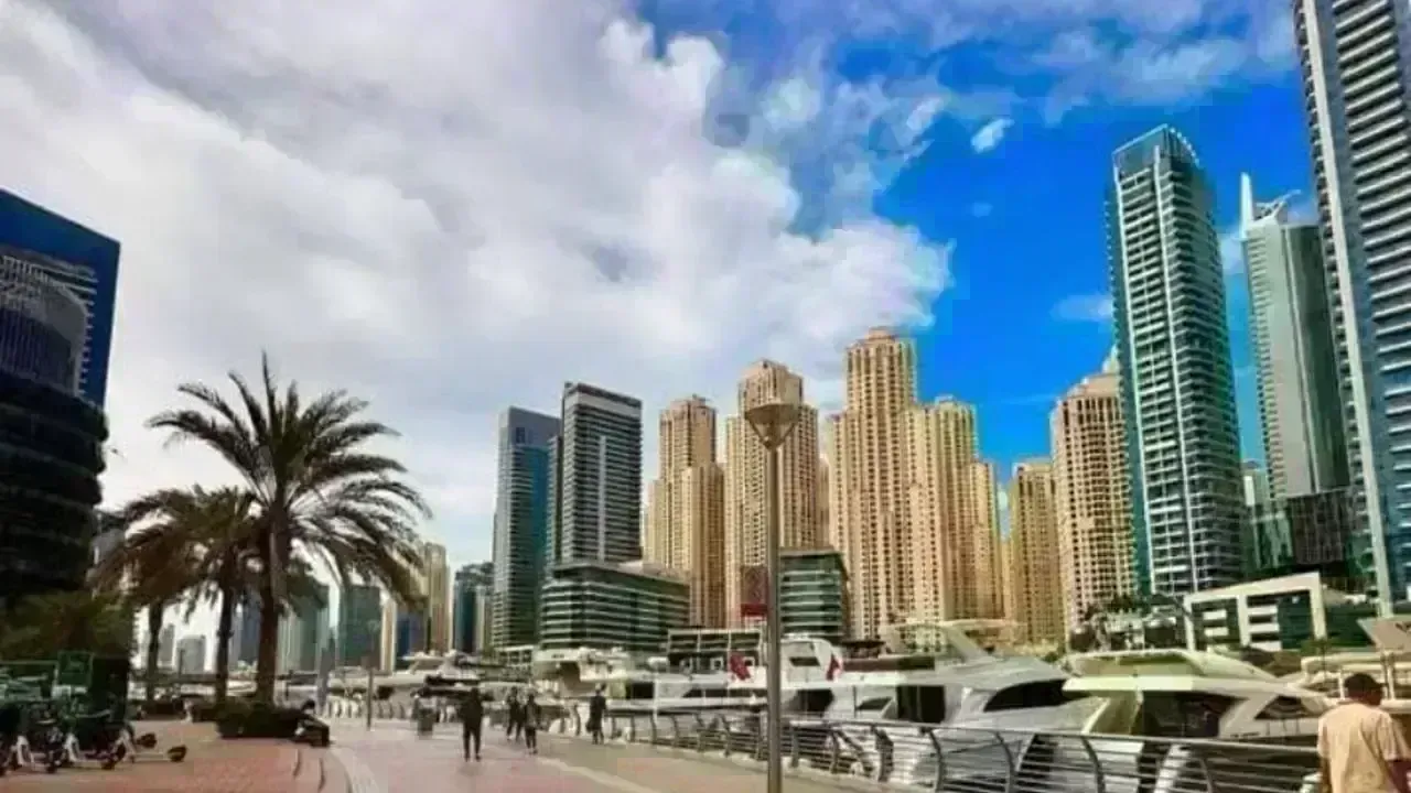 UAE Faces Adverse Weather: Rain, High Winds, and Turbulent Seas Ahead