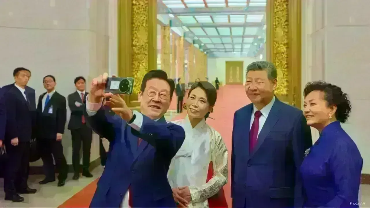 Lee Jae Myung's Playful Xi Jinping Selfie Captivates the Internet