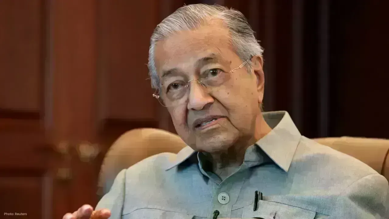 Doctors Rule Out Surgery for Mahathir’s Hip Fracture at Age 100