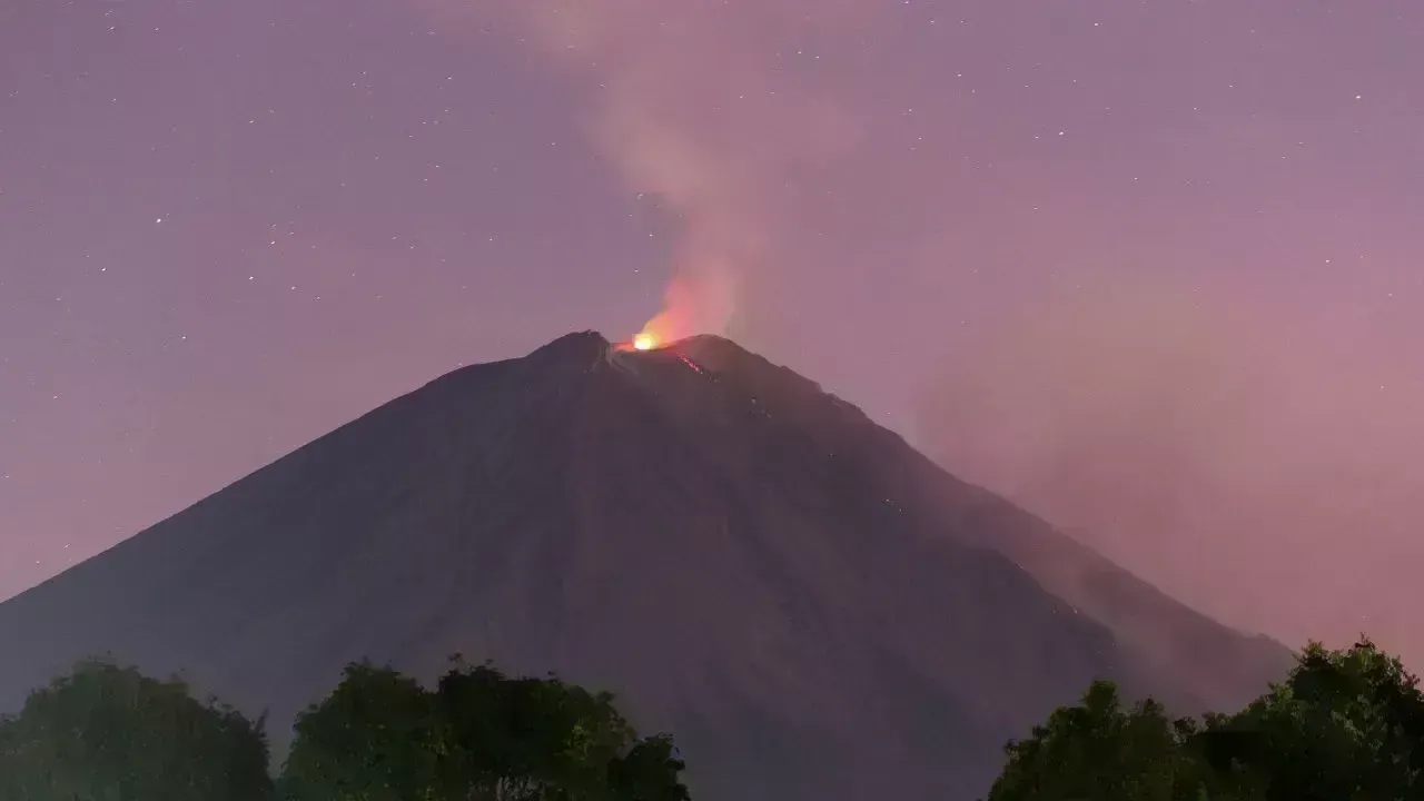 Eruption of Mount Semeru: Pyroclastic Flow Extends 5 km, Ash Clouds Reach 2 km