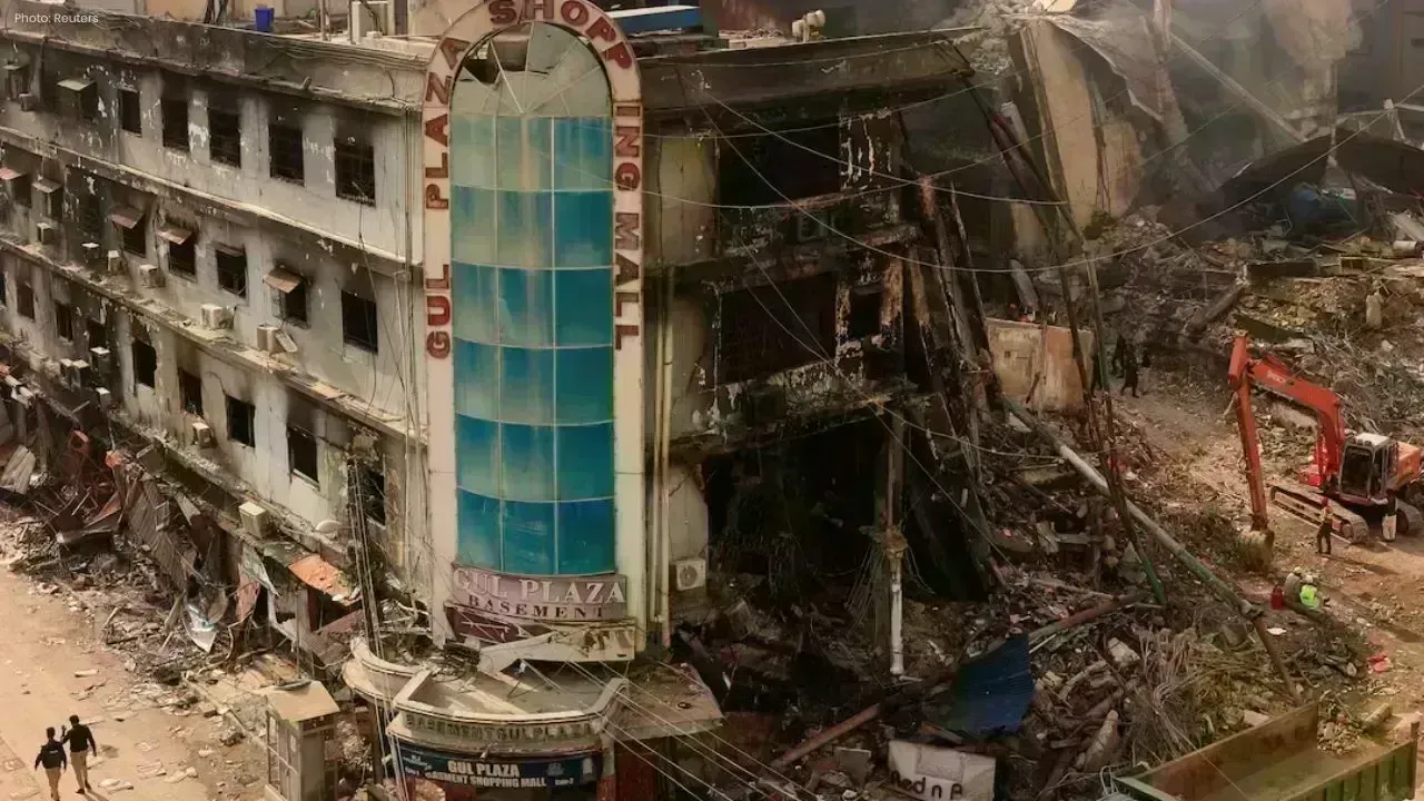 Smoke and Darkness Turn Karachi Mall Fire into a Living Nightmare