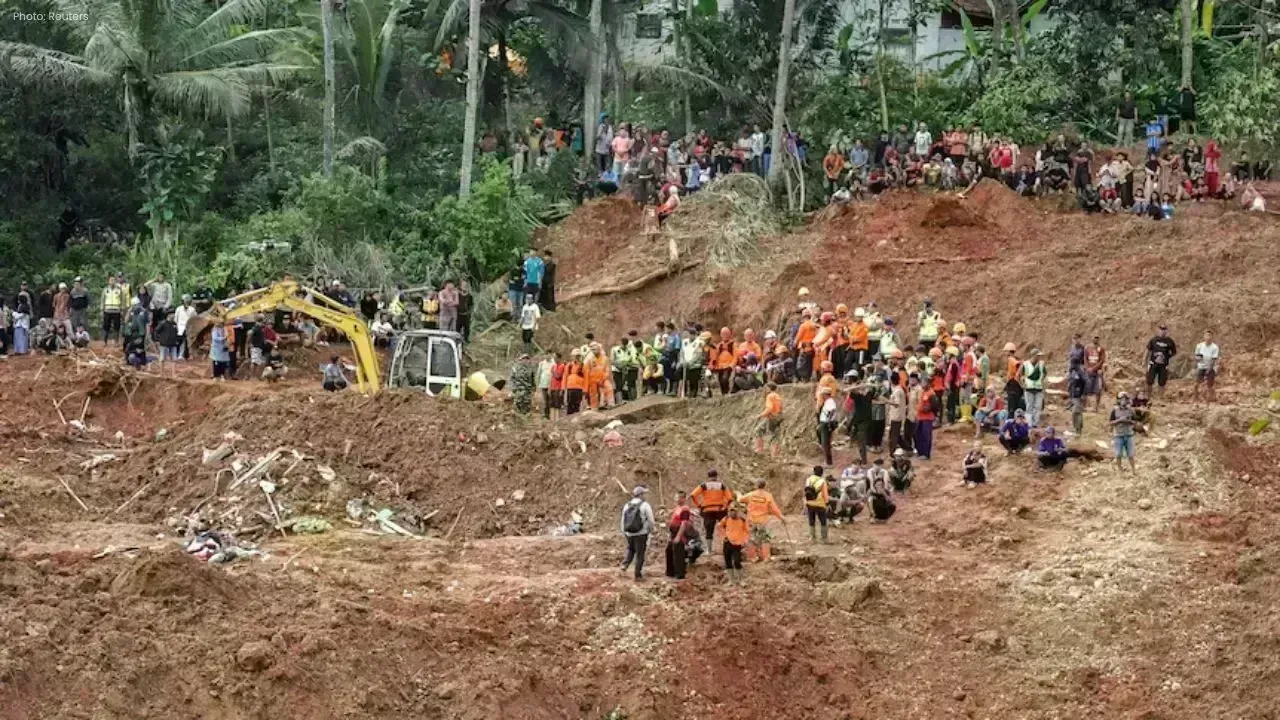 Deadly Landslide in West Java Kills 7, Over 80 Still Missing