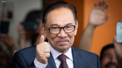 Anwar Holds Closed-Door Security Talks with Malaysian Military