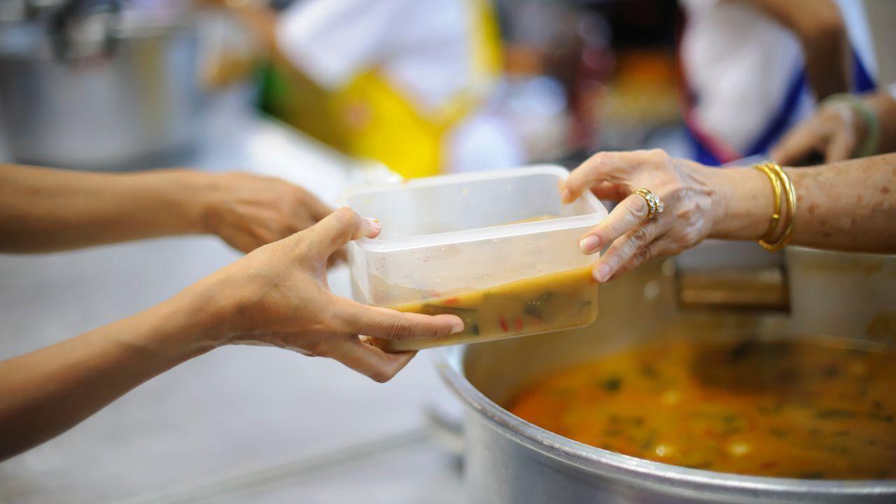 Baznas Delivers 400 Iftar Meal Packages to South Jakarta Scavengers