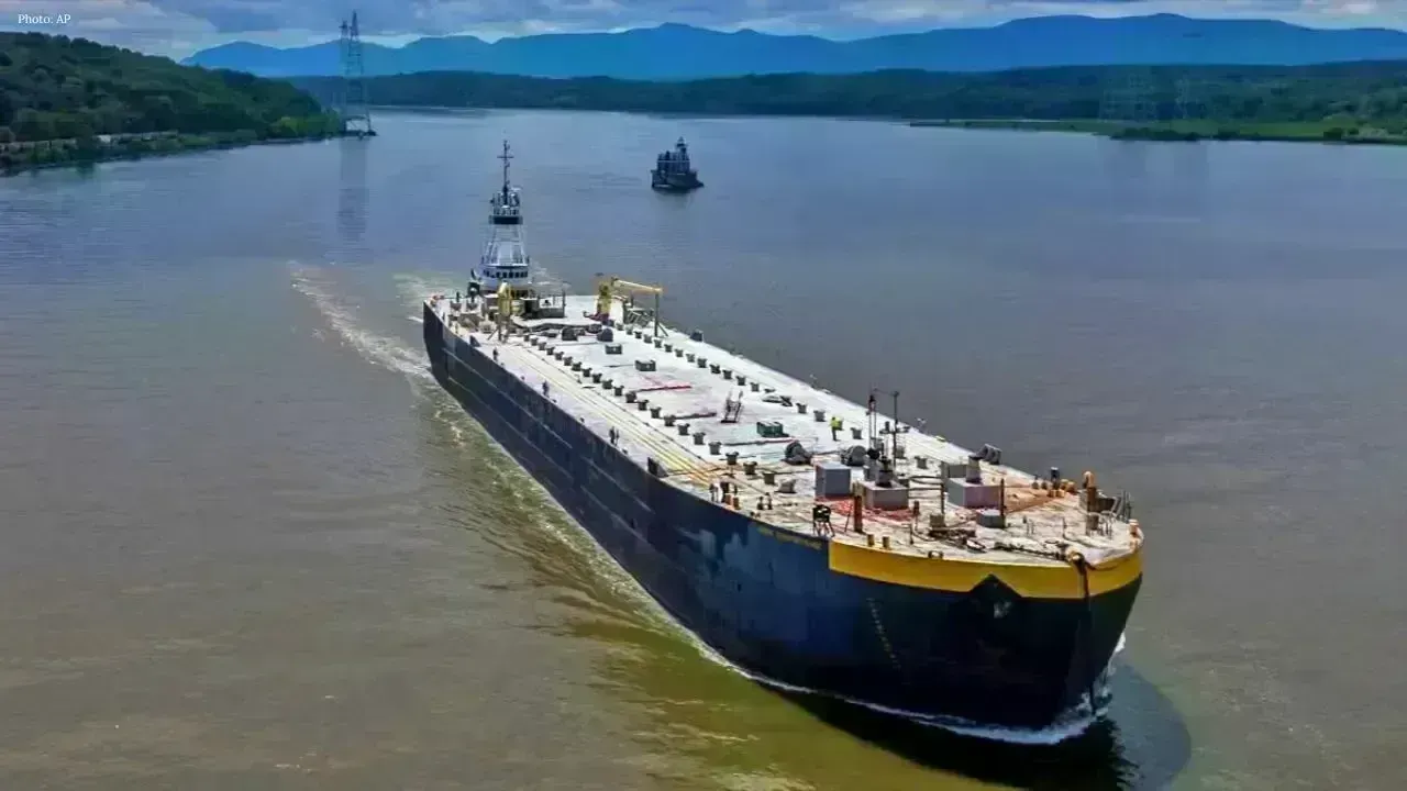 Three Ships Use New Route to Exit Hormuz Strait