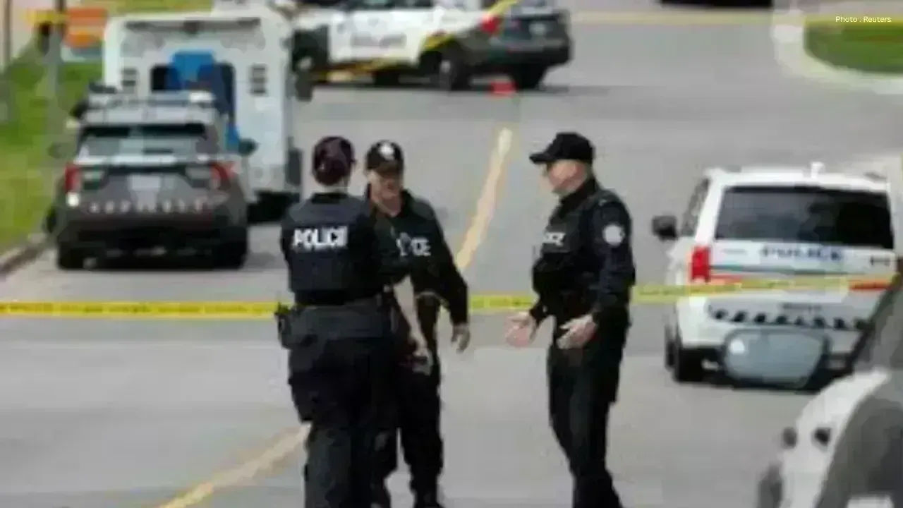 Toronto Authorities Search for Two Suspects in Assault Incident