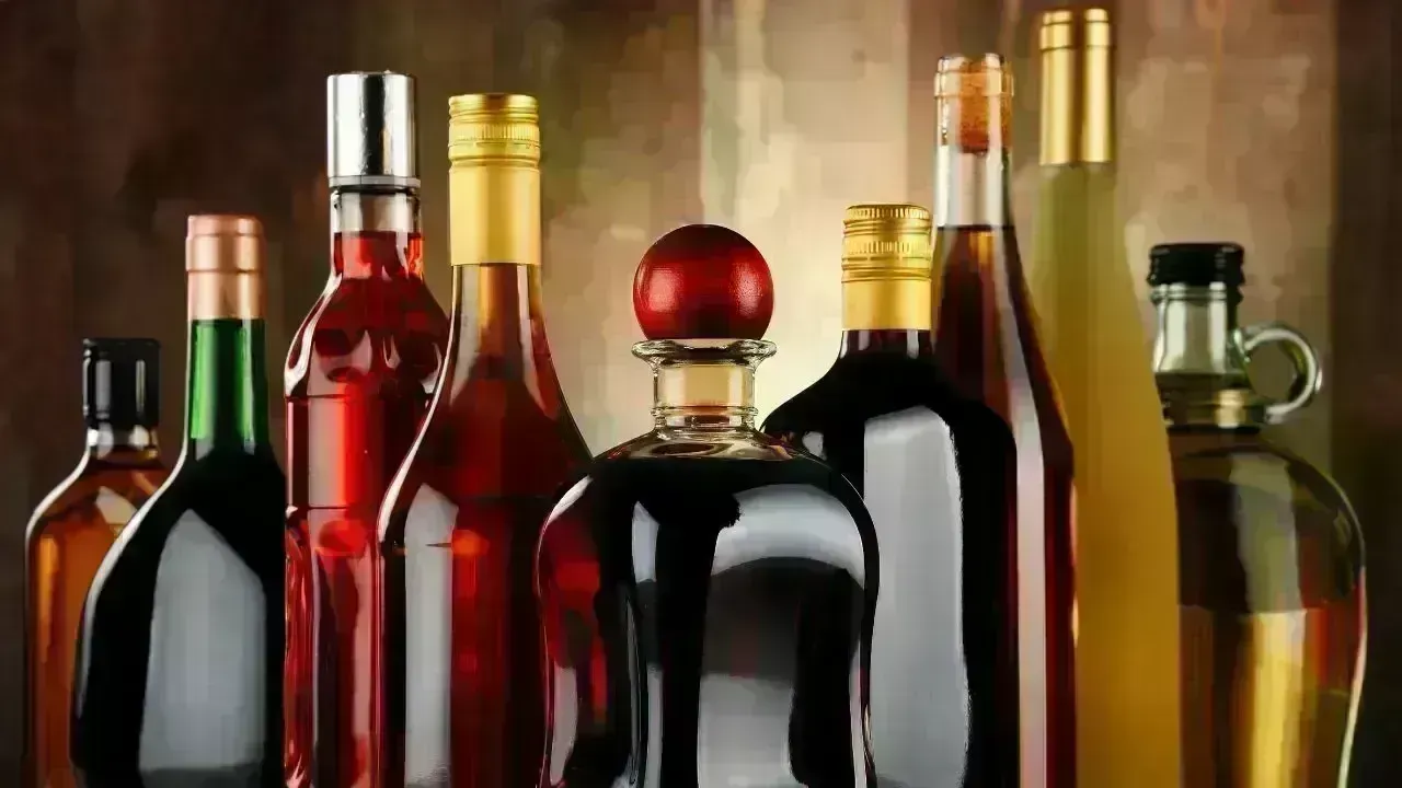 Sohar Authorities Seize Alcohol, Tobacco Stock