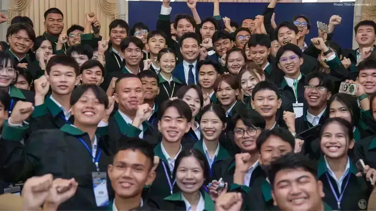 Thailand Minister Meets Youth Democracy Group