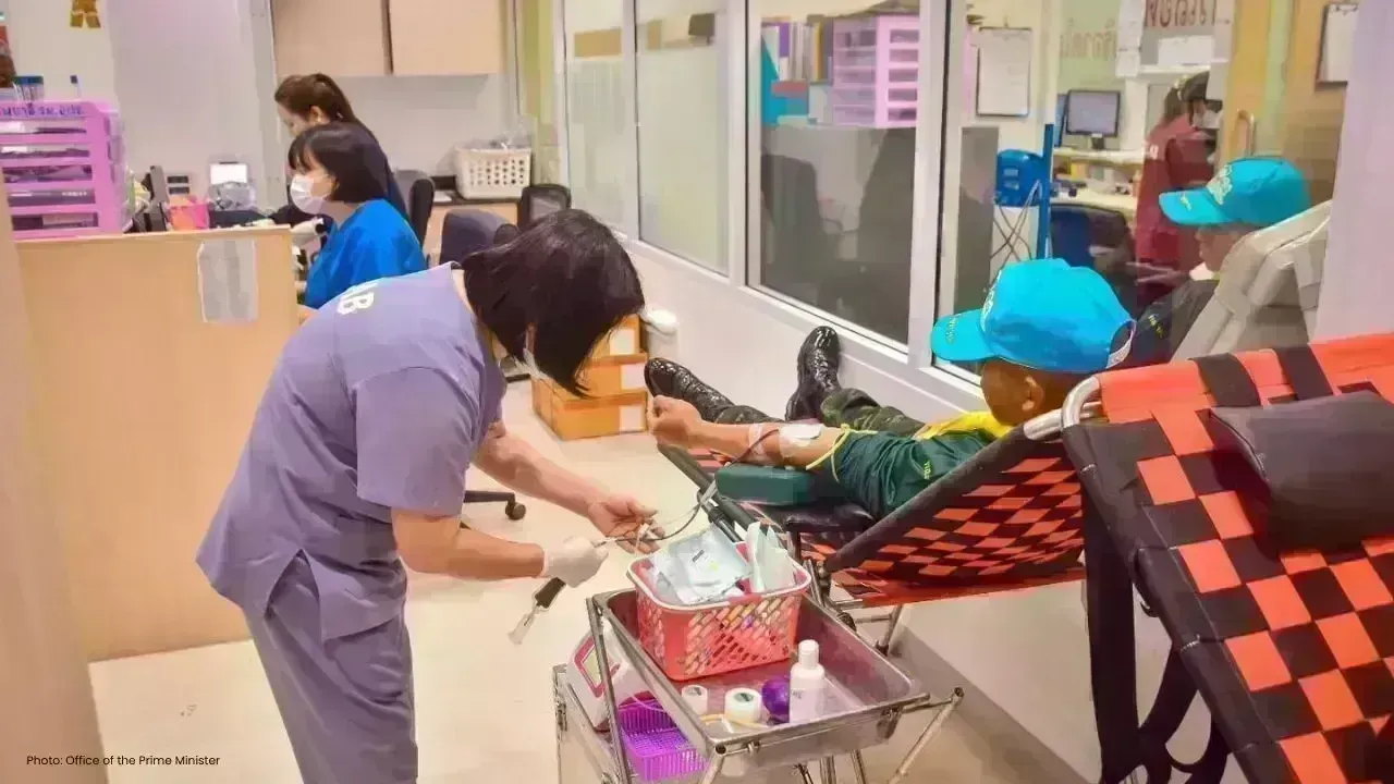 Thai Soldiers Donate Blood To Save Patient