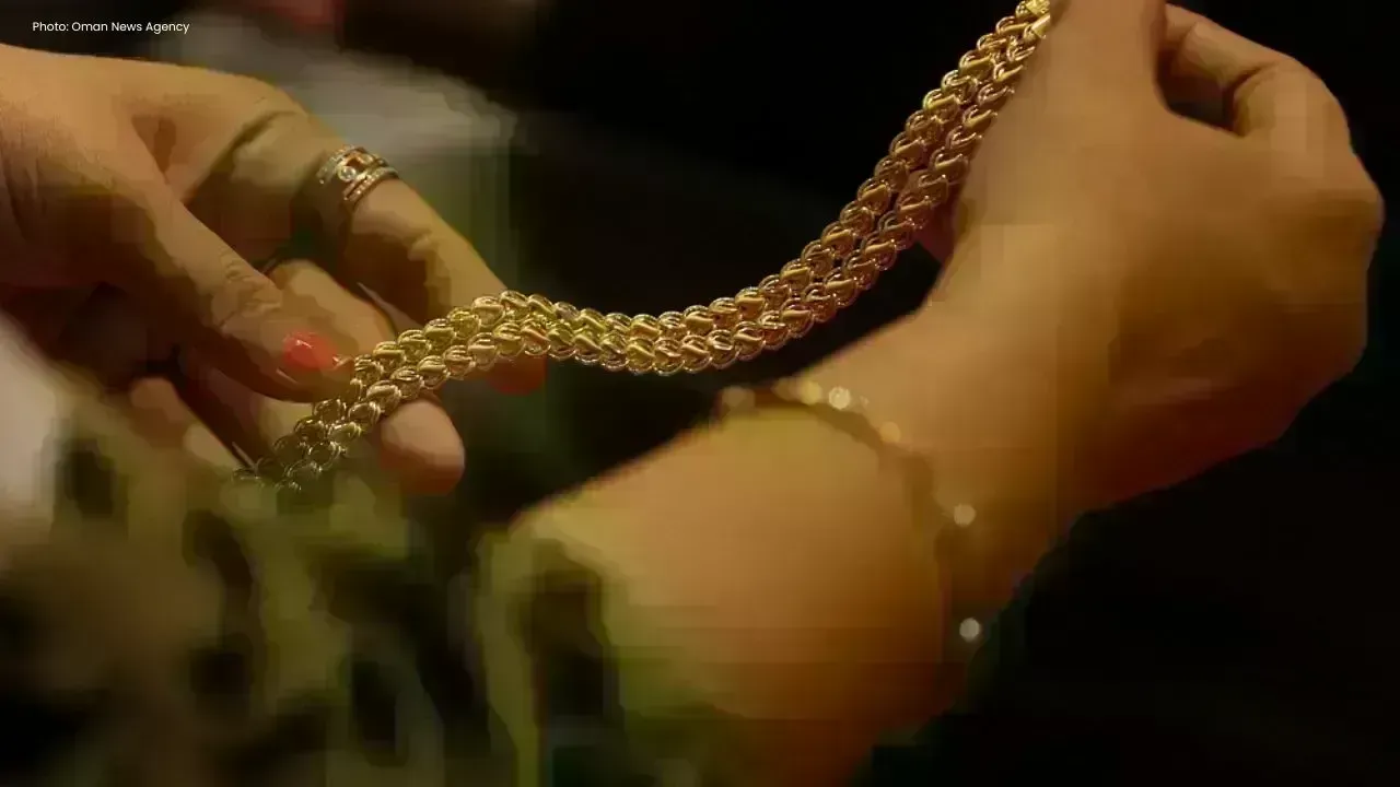Gold Prices Rise as Dollar Weakens