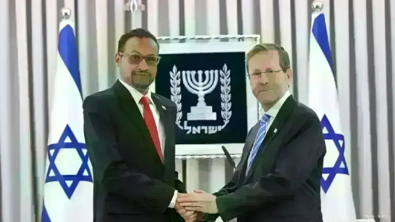 Herzog Receives Credentials from New Global Ambassadors