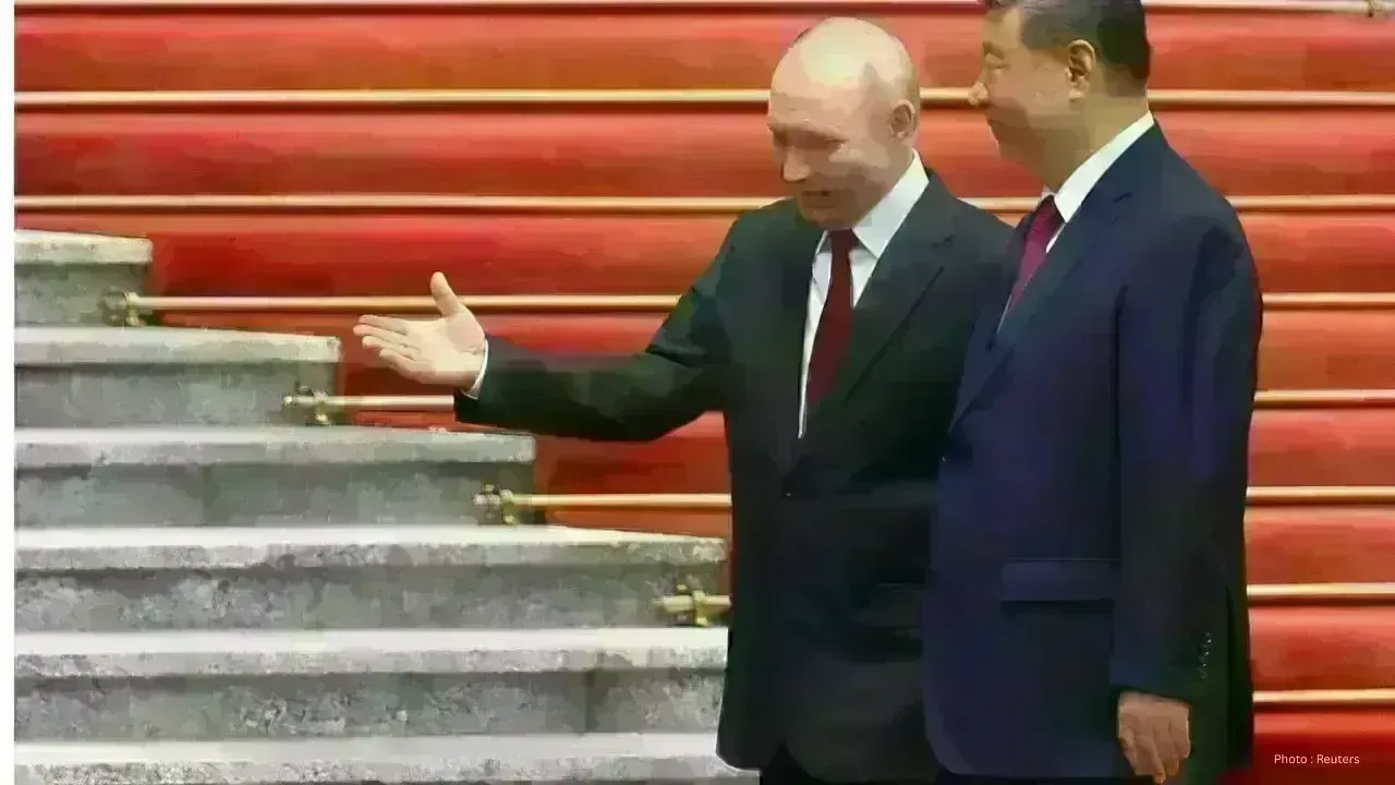 Putin Lands in Beijing with a High-Powered Delegation