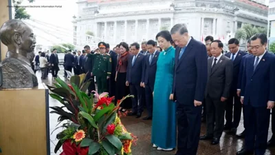 To Lam Pays Tribute to Ho Chi Minh in Singapore