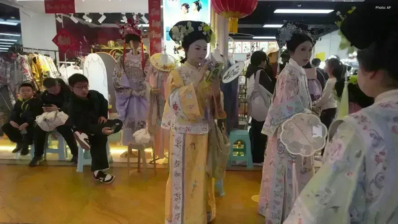 Ancient Chinese Costume Trend Booms in Beijing