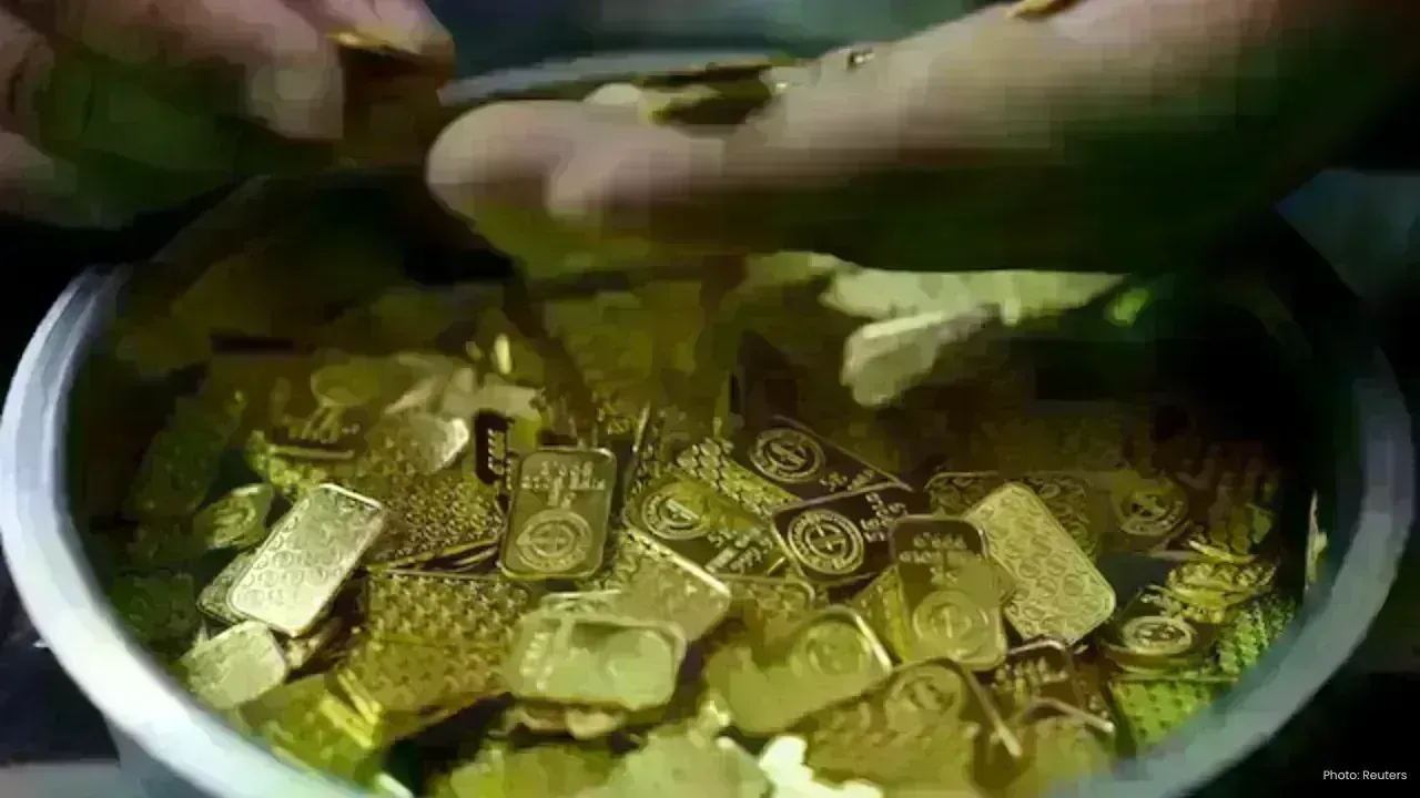 Gold Prices Decline as Middle East Unrest Fuels Market Uncertainty
