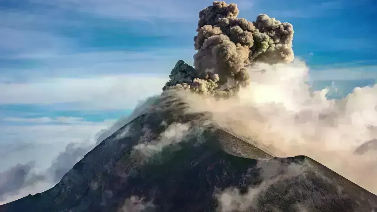 Indonesia Tightens Volcano Tourism Safety After Deaths