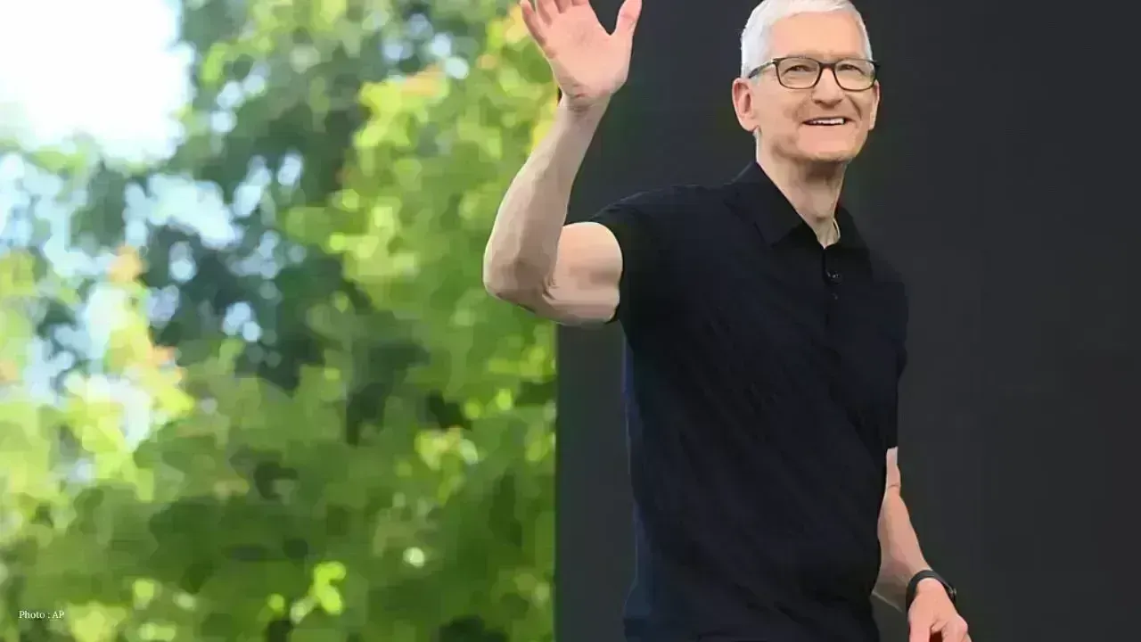 Apple Launches Siri AI as Tim Cook Concludes His Tenure