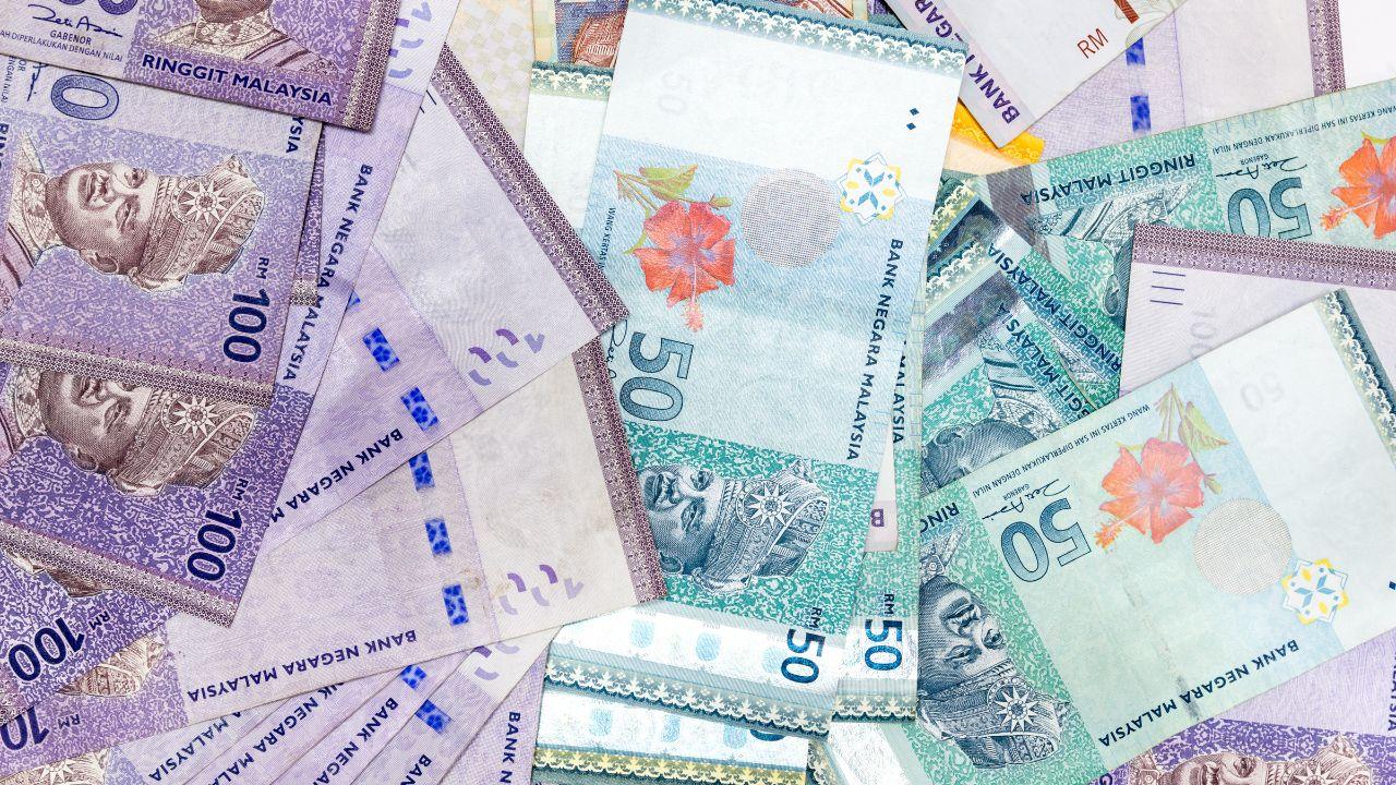 Ringgit Falls Against Dollar After BOJ Rate Hike Move