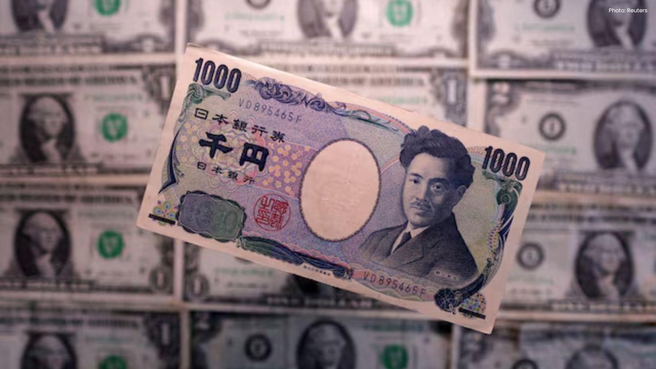 Dollar Near Two-Month High as Fed Hike Bets Grow