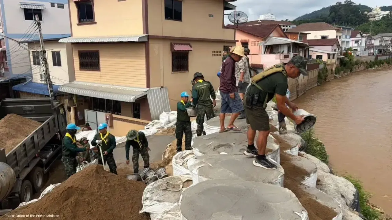 Thai Army Builds Flood Barrier Ahead of Rainy Season
