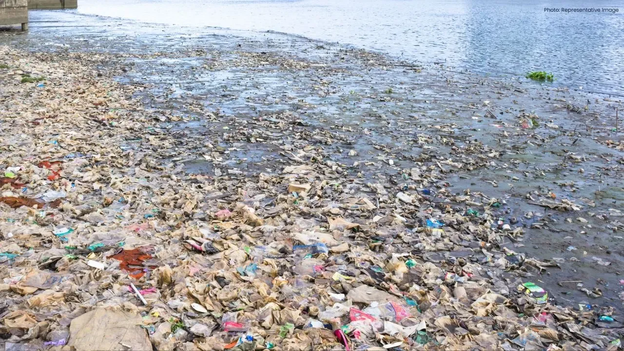 Hundreds of Truckloads of Garbage Choke Parañaque Waterway